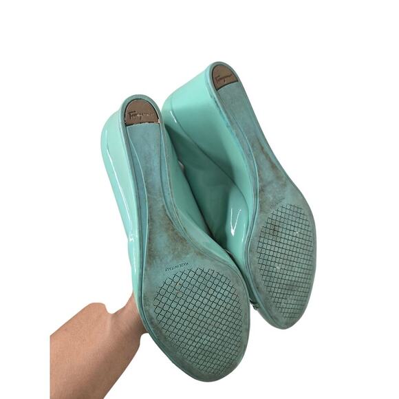 Ferragamo Mint Green Patent Leather Silda Vara Plaque Wedge Pumps Size 10 - Picture 6 of 7